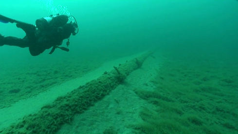 Diver over unsupported section of the Line 5 pipeline