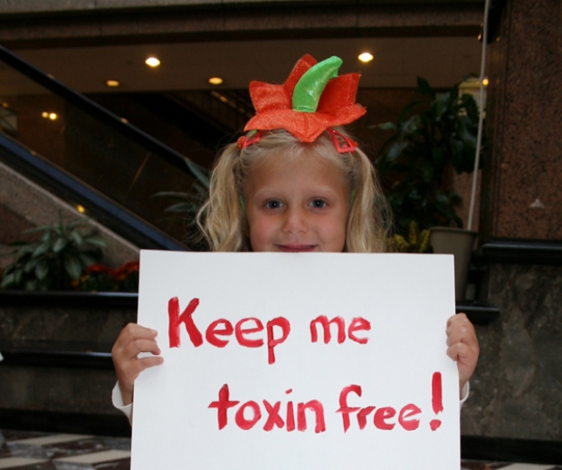 Toxic_Chemicals_Girl_Holding_Sign_at_Capitol_970 x 590_Photo Credit Clean Water Action