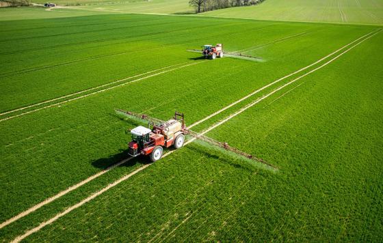 pesticide being applied to fields. photo: shutterstock, Stockr